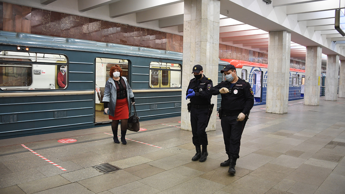 В Москве за отсутствие маски в метро оштрафовали почти 200 человек — РБК