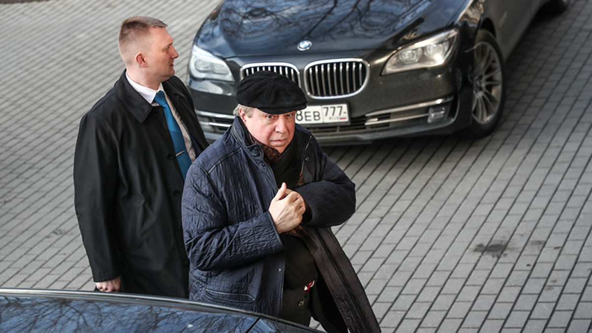 Совладелец компаний &laquo;РуссНефть&raquo; и &laquo;Нефтиса&raquo; (входят в группу &laquo;Сафмар&raquo;) Михаил Гуцериев приехал на встречу, но отказался от общения с журналистами
