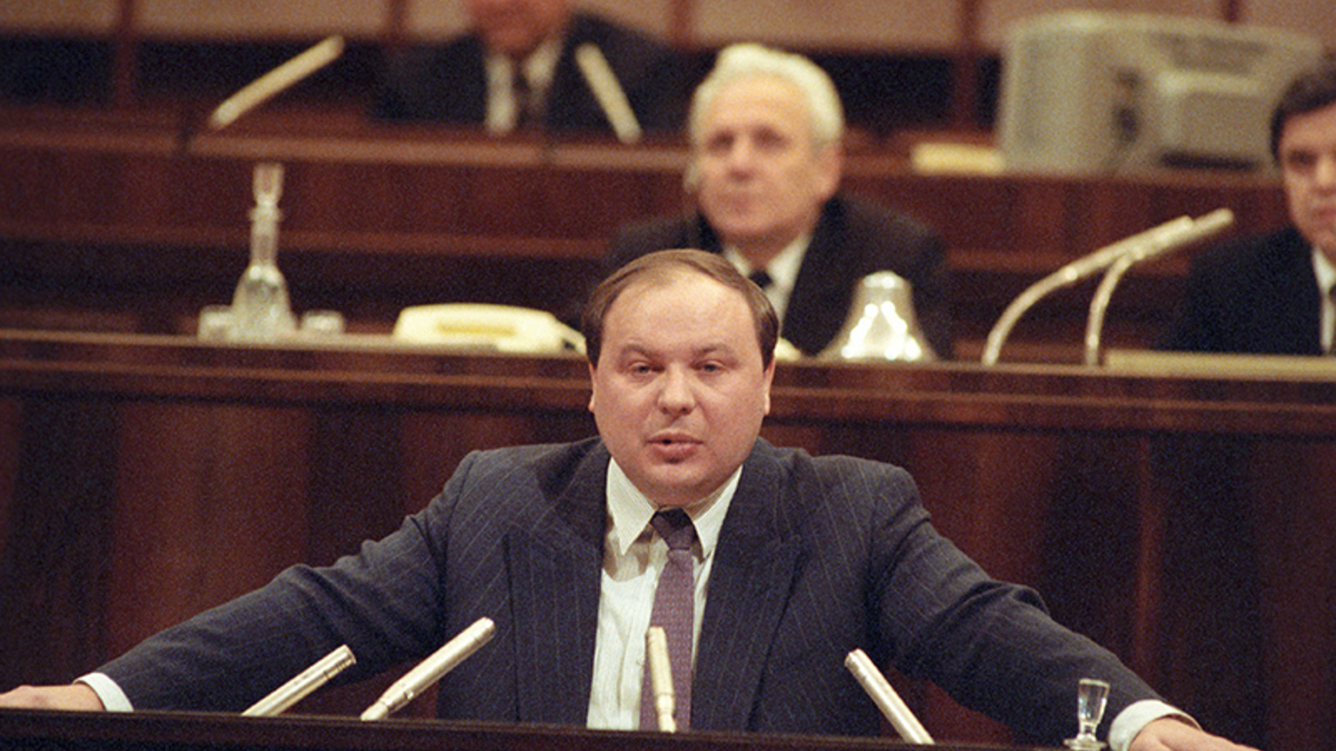 Егор Гайдар в&nbsp;декабре 1991 года возглавил новое объединенное ведомство&nbsp;&mdash; Министерство экономики и&nbsp;финансов Российской Федерации. Уже в&nbsp;феврале 1992 года оно было разделено на&nbsp;отдельные классические министерства, и&nbsp;Гайдар занял пост главы Министерства финансов. Под его руководством в&nbsp;стране начались рыночные реформы&nbsp;&mdash;&nbsp;был&nbsp;запущен процесс приватизации, отпущены цены, введена свобода торговли, проведены структурные реформы в&nbsp;разных отраслях хозяйства. В сентябре 1993 года вернулся в&nbsp;ведомство, заняв должность исполняющего обязанности министра, в&nbsp;январе 1994 года ушел в&nbsp;отставку.

Гайдар умер в&nbsp;декабре 2009 года в&nbsp;своем доме в&nbsp;Одинцовском районе Подмосковья. Ему было 53 года.
