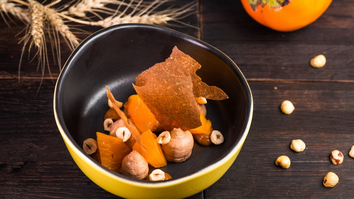 Хурма с фундуком и солодовыми чипсами