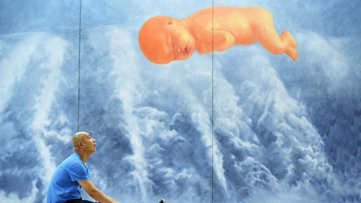 Художник Фан Лицзюнь в комплексе «Таймс-сквер» в Гонконге