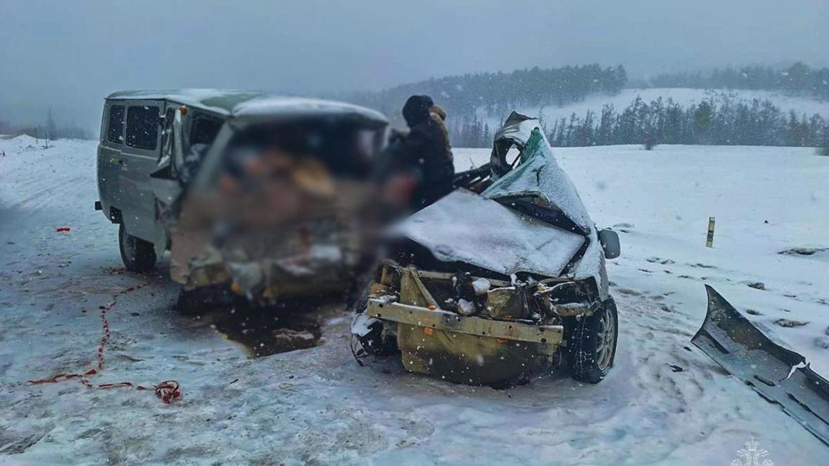 Четыре человека погибли в ДТП на трассе в Якутии — РБК