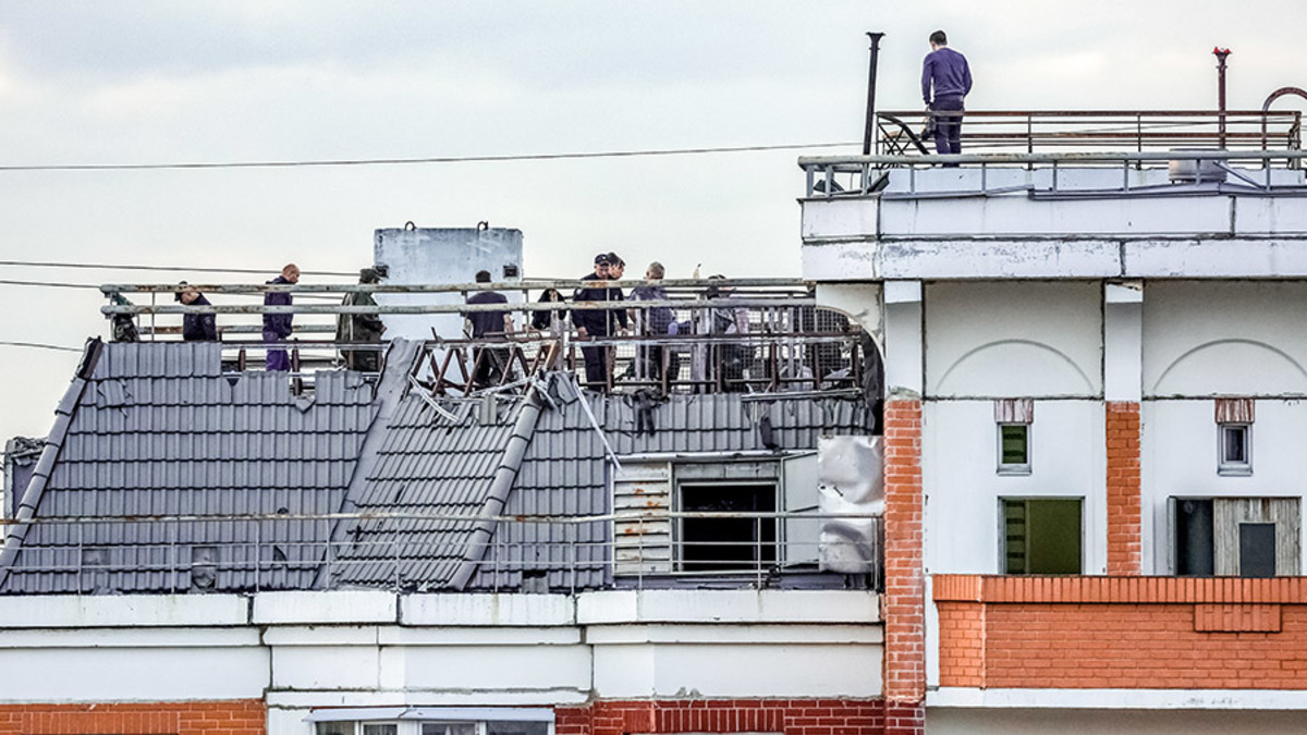 Последствия падения беспилотника в Красногорске. Фоторепортаж — РБК