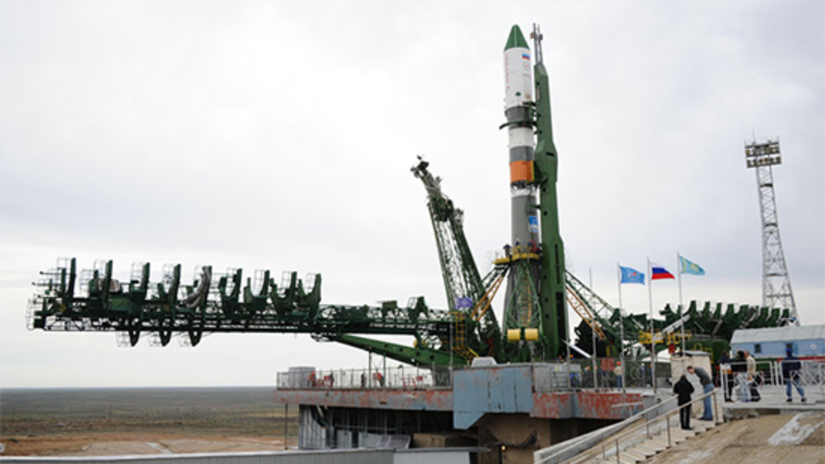 Ракета-носитель «Союз-2.1а» с транспортным грузовым кораблем «Прогресс М-27М» перед стартом на космодроме Байконур
