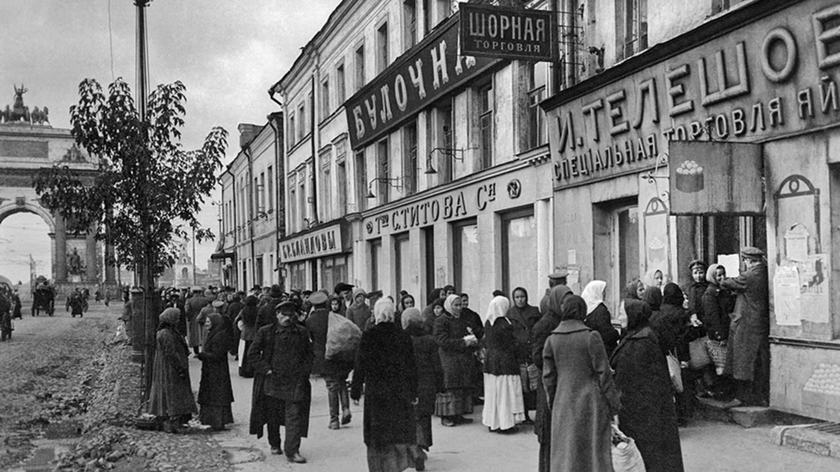 1916 год. В связи с продовольственным кризисом, вызванным войной, была введена система нормированного распределения продуктов питания по карточкам. Помимо России эта система была распространена во многих воюющих странах.
На фото: очередь за продовольствием в районе площади Белорусского вокзала в Москве