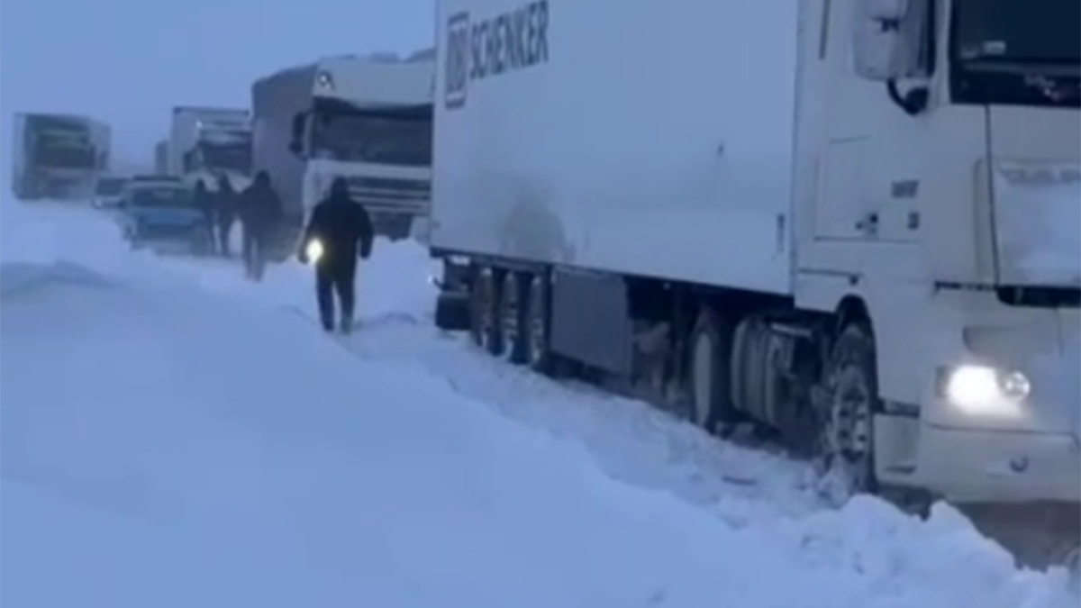 На трассе Алма-Ата — Екатеринбург скопилось более 1 тыс. автомобилей — РБК