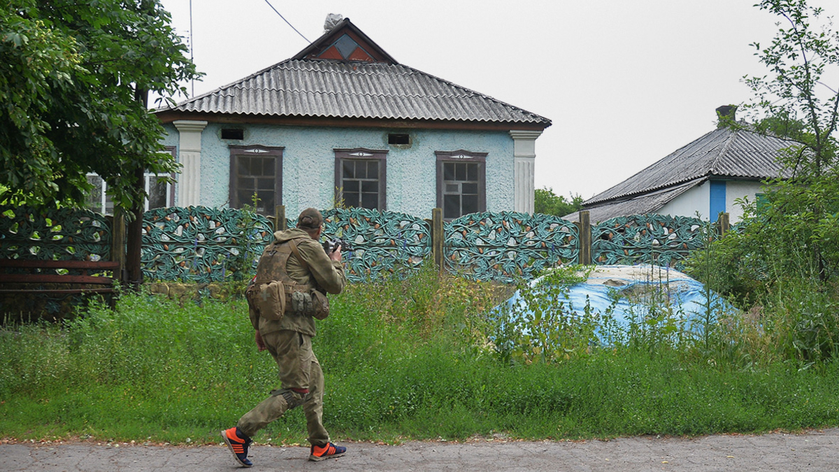 В ЛНР заявили о полном контроле над городами Горское и Золотое — РБК