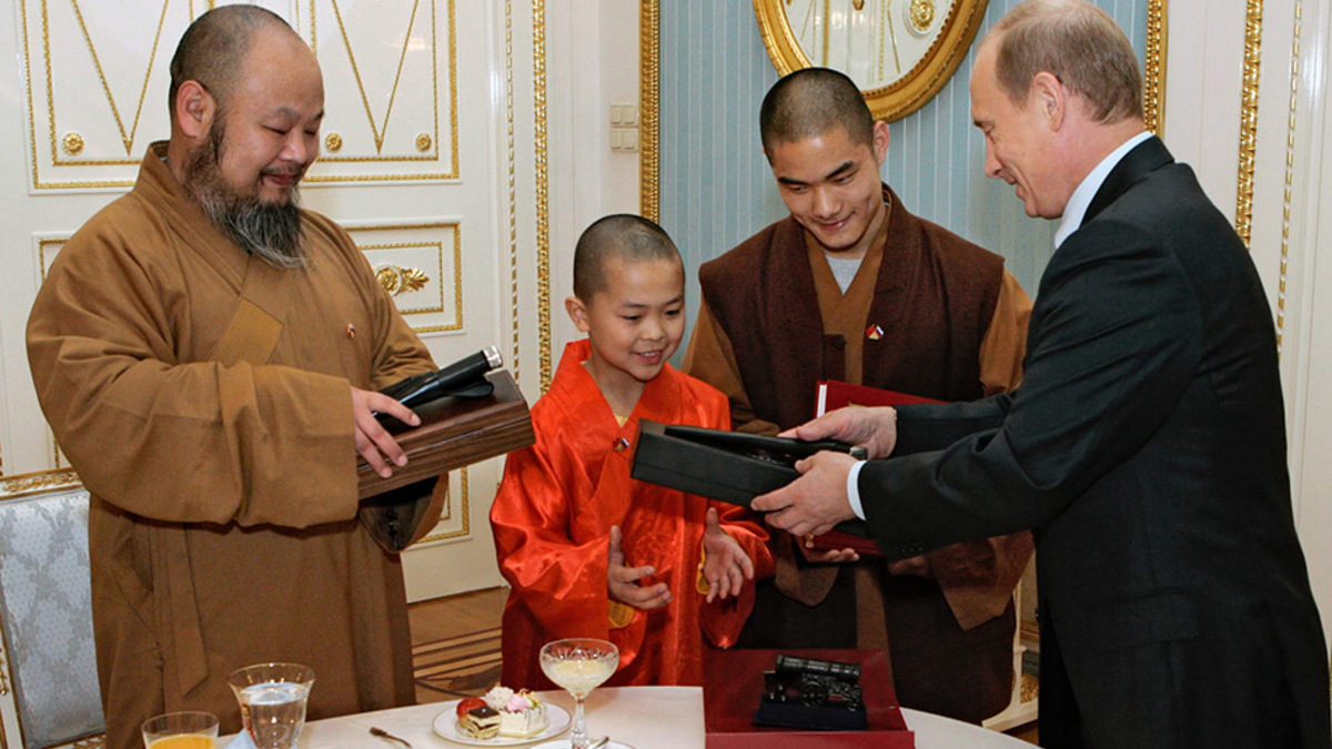 На встрече в Кремле с монахами монастыря&nbsp;Шаолинь&nbsp;в 2007 году Владимир Путин подарил самому маленькому монаху, которому исполнилось десять лет, уменьшенную копию Царь-пушки. Среди подарков другим гостям была также миниатюрная&nbsp;модель Царь-колокола