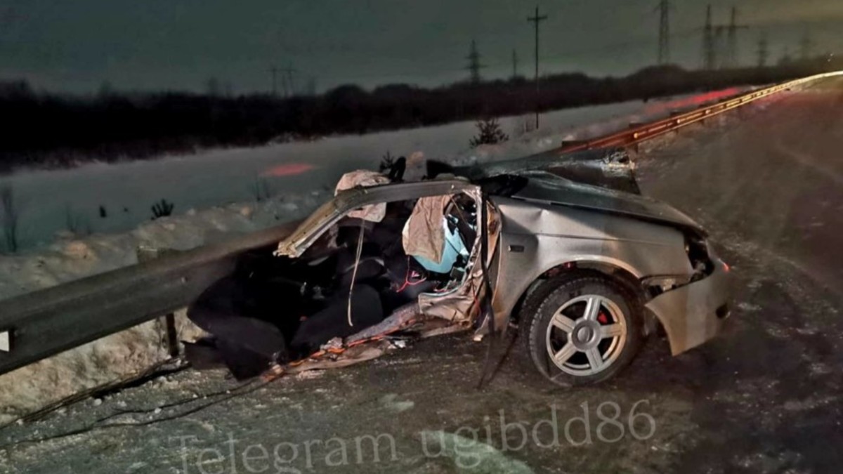 В ДТП на тюменской трассе разорвало автомобиль, четверо погибли — РБК