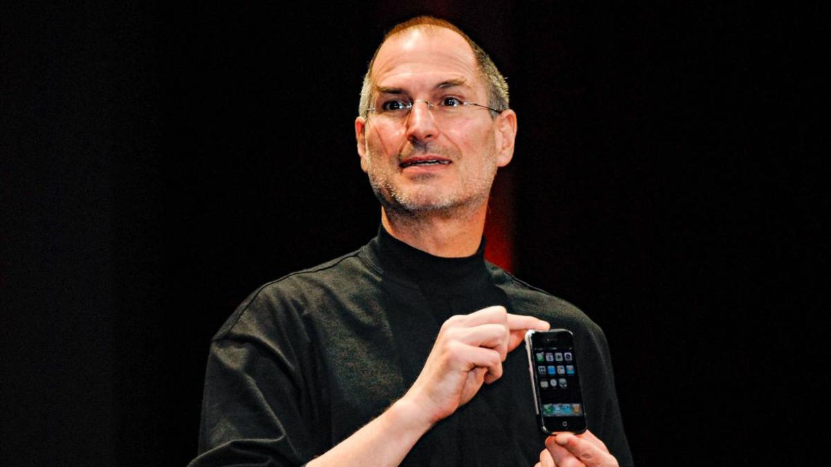 Стив Джобс с iPhone 1