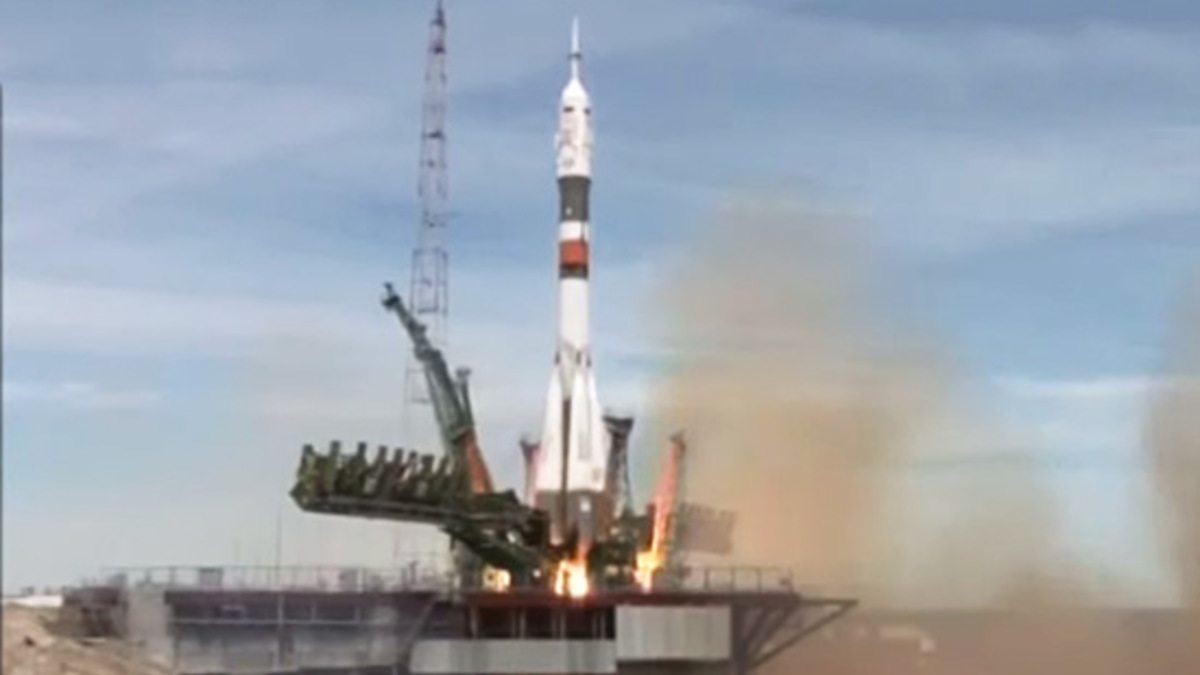 Ракета-носитель &laquo;Союз-ФГ&raquo; с&nbsp;модифицированным пилотируемым кораблем &laquo;Союз МС-04&raquo; во&nbsp;время старта с&nbsp;космодрома Байконур


