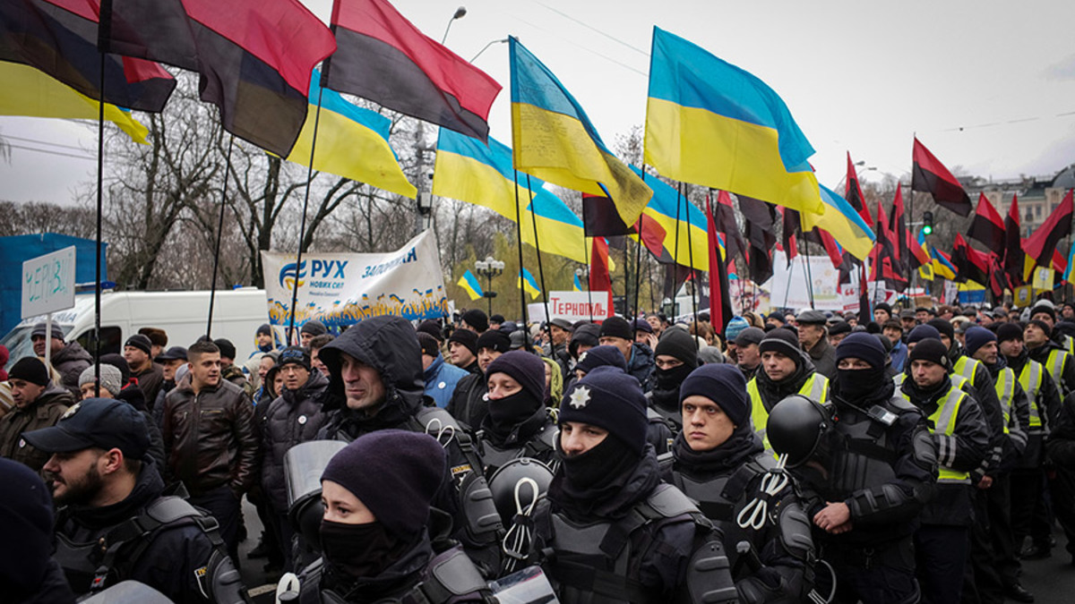 Участники марша в оцеплении полиции