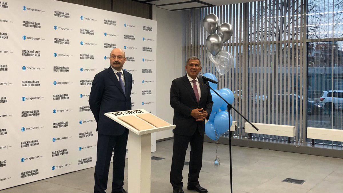 Михаил Задорнов (слева) и Рустам Минниханов (справа) сегодня открыли Sky Office ПАО Банк «ФК Открытие» в Казани