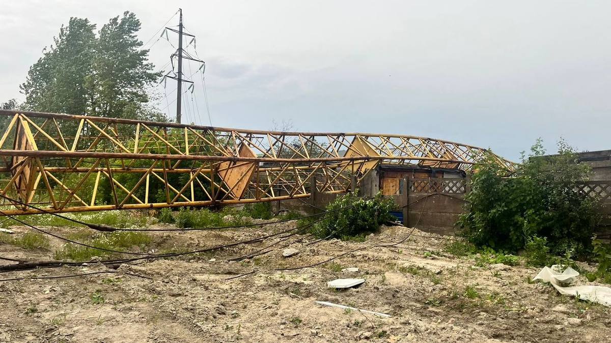 Поваленный штормом башенный кран на стройплощадке в Невском районе Санкт-Петербурга