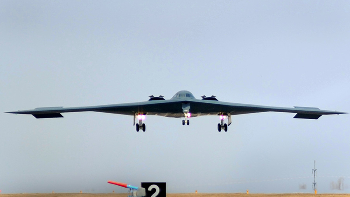 Бомбардировщики В-2А Spirit
Тяжелый малозаметный стратегический бомбардировщик В-2А Spirit — самый дорогостоящий самолет в парке ВВС США. Его стоимость составляет в ценах 1998 года $1,16 млрд. По данным экспертов, самолет невидим для устаревших радаров, но современные зенитные ракетные системы способны его обнаружить.