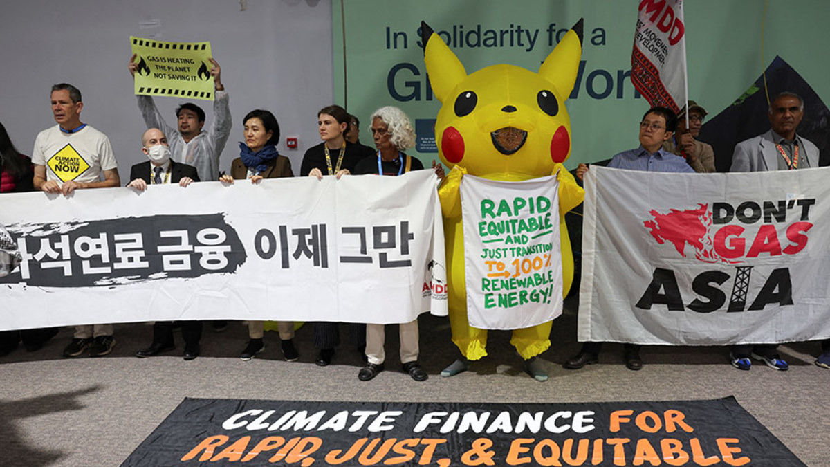 На фото: протесты против газовой промышленности во время COP29 в Баку, 15 ноября.
Один из главных пунктов повестки COP29 — выделение развивающимся странам около $1 трлн в год на финансирование климатических программ. В настоящее время объем выделяемых средств составляет $100 млрд, срок действия соглашения истекает в этом году.