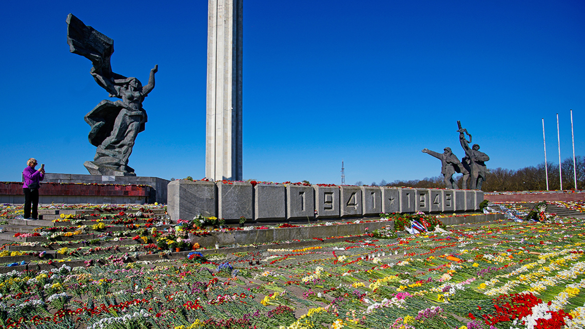 Сейм Латвии разрешил снести памятник советским солдатам в Риге — РБК