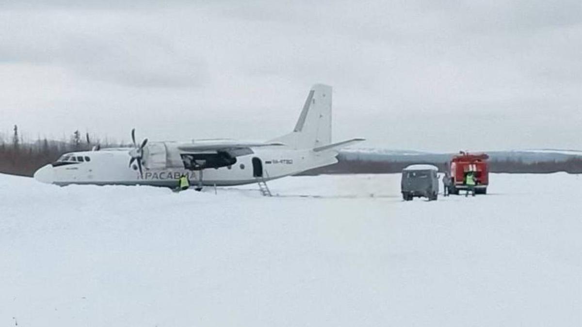 В Красноярском крае Ан-24 выкатился за пределы взлетной полосы — РБК