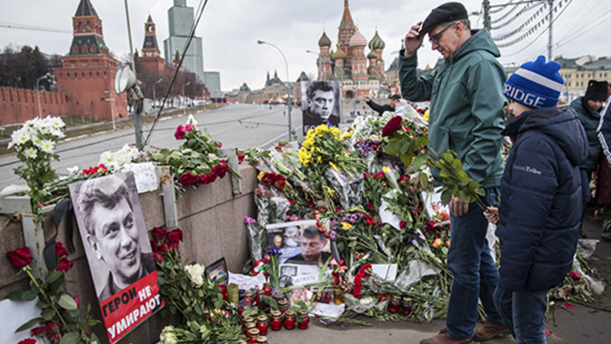 С места убийства Немцова убрали фотографии и цветы — РБК