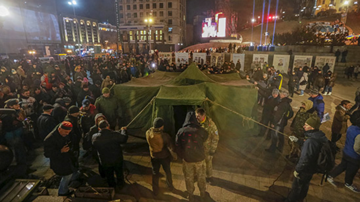 В Киеве на Майдане установили палатки — РБК