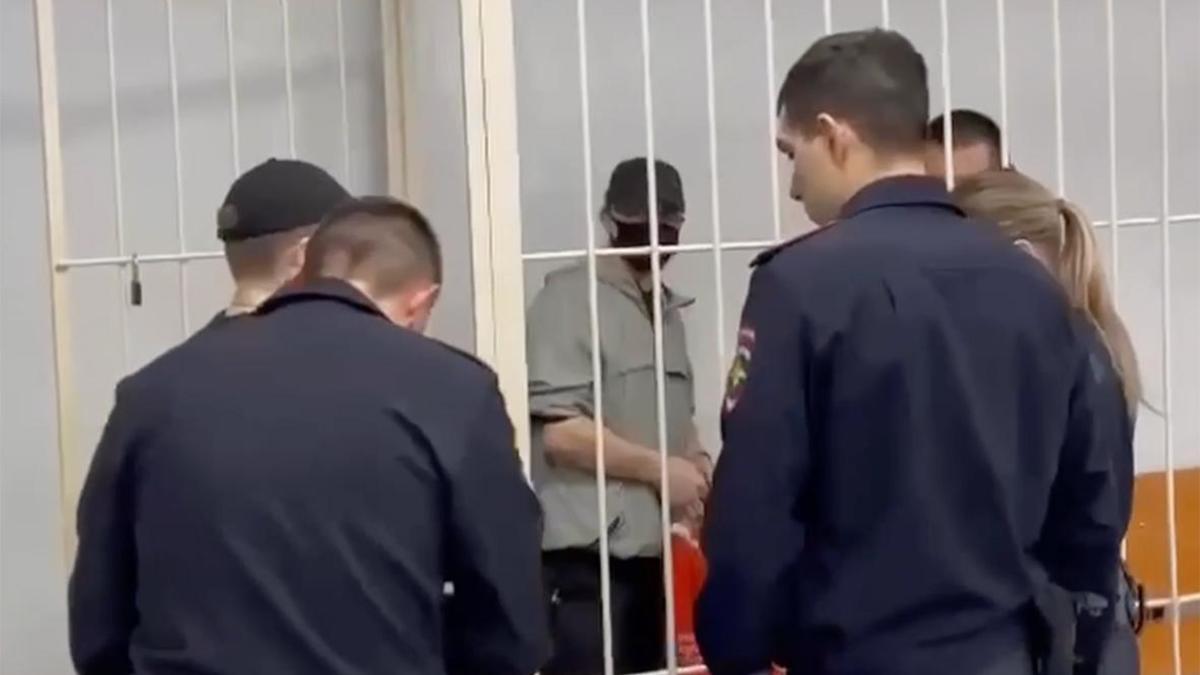 Полицейского приговорили к 3,5 годам за кражу спирта для «Мистера Сидра» —  РБК