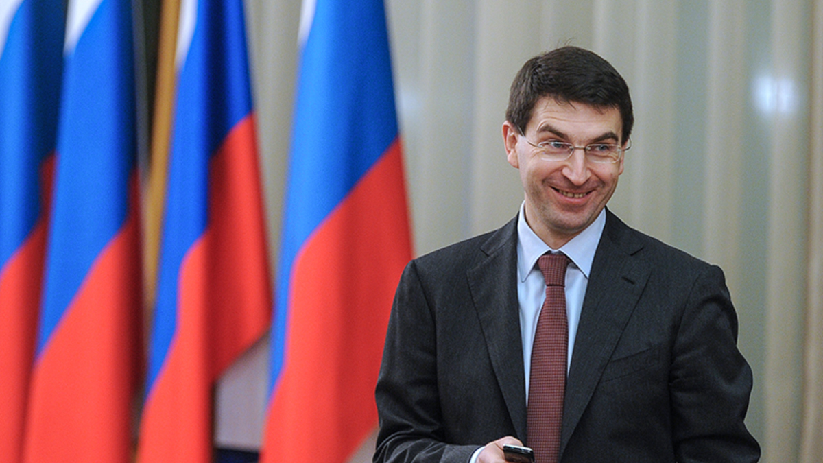 Игорь Щеголев, помощник президента России
Наступил некоторый переломный момент, когда все понимают, что существующий в нынешнем виде интернет «не соответствует целям, ради которых создавался», он должен «обеспечивать свободный доступ к знаниям и обмен ими, а не охоту компаний за персональными данными миллиардов пользователей», заявил открывавший форум помощник президента России Игорь Щеголев. Говоря о вопросах национальной безопасности, он вспомнил о разоблачениях Эдварда Сноудена, благодаря которым весь мир узнал о «беспрецедентной кампании по шпионажу в компьютерных сетях».
Помощник президента считает, что в Сети должна проводиться политика «мультистейкхолдеризма» (от англ. multistakeholder —учет мнения всех участников процесса; термин используется для описания процесса управления интернетом на глобальном уровне и подразумевает учет не только всех заинтересованных в регулировании государств, но и общества, коммерческих компаний и т.д.). Сейчас же, по мнению Щеголева, бенефициаром является только одна страна, а остальные зачастую поставлены в позицию «миноритарных акционеров».
«У государств в Сети есть свои интересы. Рассчитывать на то, что эти интересы можно обеспечить с помощью транснациональных IT-корпораций (имеется в виду американская корпорация по управлению доменными именами и IP-адресами ICANN. — РБК), а не собственных национальных возможностей, нельзя. Это напрямую связано с национальной безопасностью. Доминирование транснациональных интернет-компаний ведет к монополизации рынков, государственные границы которых не определены», — заявил Щеголев.