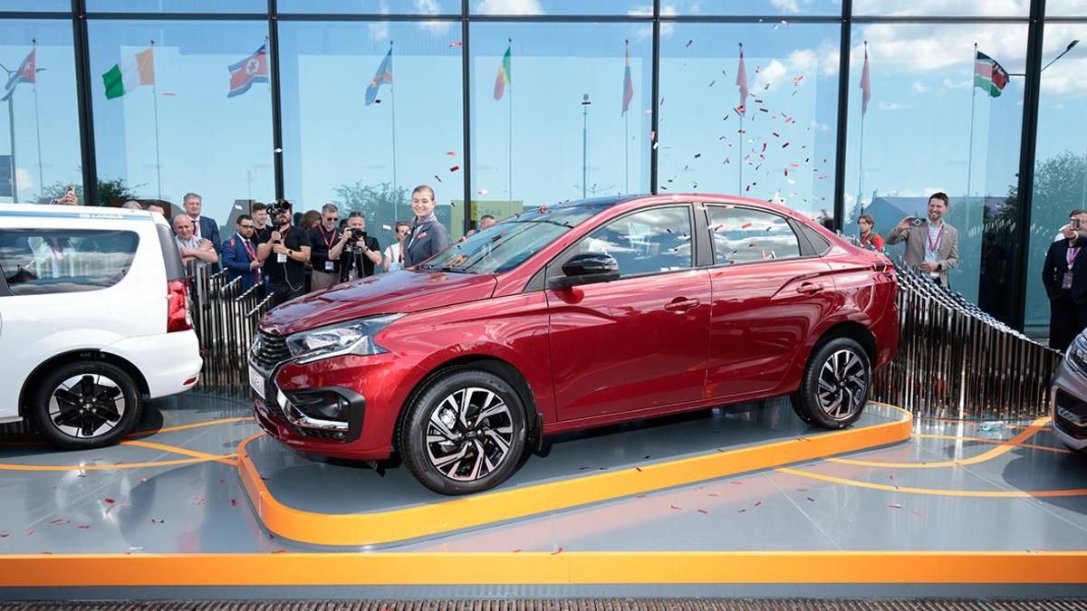 АвтоВАЗ впервые показал свою главную новинку — малиновую Lada Iskra — РБК