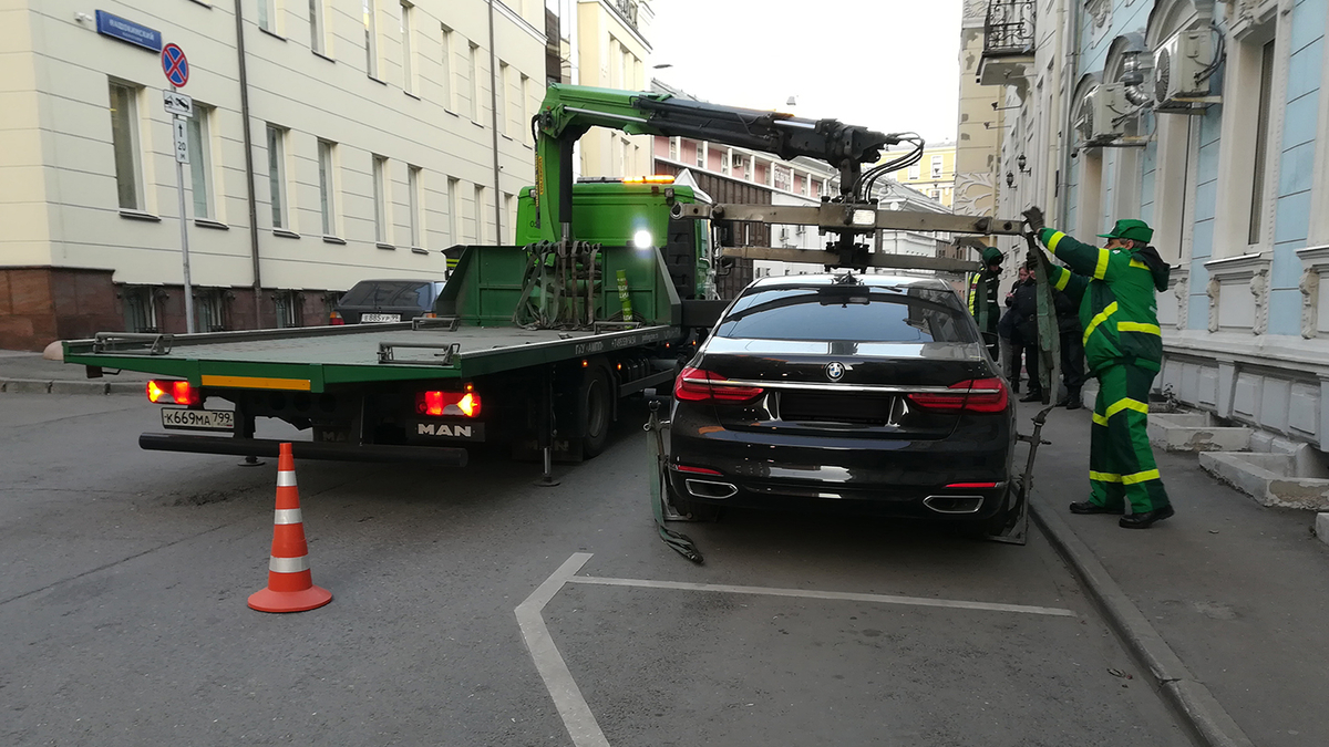 В Москве за стоянку без номеров чаще всего эвакуировали машины BMW ::  Autonews