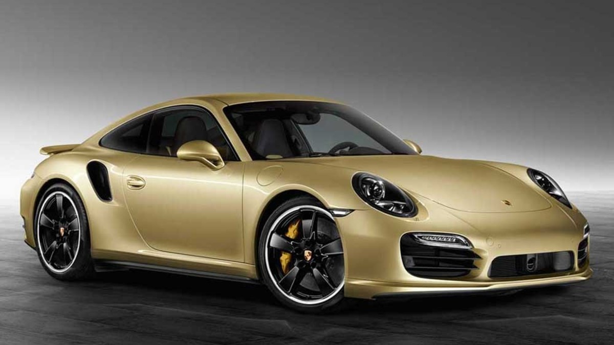 Porsche 911Владелец министр промышленности и торговли Денис МантуровPorsche 911 - спортивный легковой автомобиль производства немецкой компании Porsche AG. Модель выпускается с 1964 года. В 2009 году Porsche 911 вошел в 10 автомобилей изменивших мир по версии Forbes, как самый массово выпускающийся спорткар в мире. Стоимость авто начинается от 4,5 млн руб. В собственности министра еще автомобиль Range Rover и Porsche 911 Coupe.
