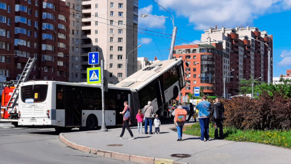 В Петербурге автобус въехал на фонарный столб — РБК