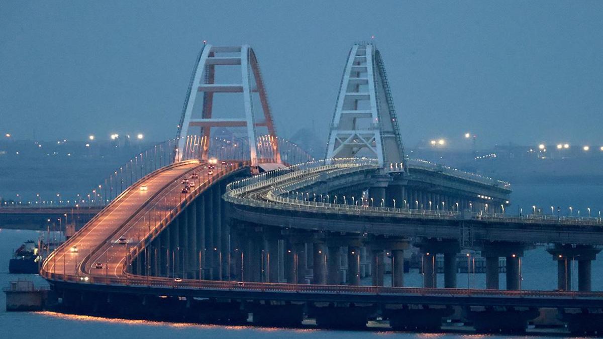 Движение автомобилей по Крымскому мосту временно перекрывали — РБК