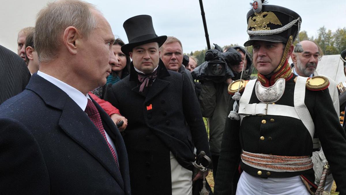 Президент России Владимир Путин (слева) во время празднования 200-летия Бородинской битвы в Государственном Бородинском военно-историческом музее-заповеднике