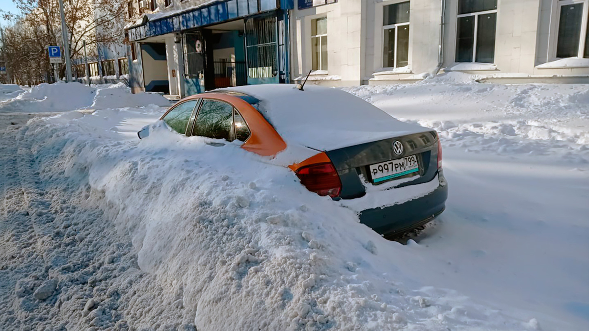 Откопали 2000 машин». Как водители каршеринга «отличились» в снегопад ::  Autonews