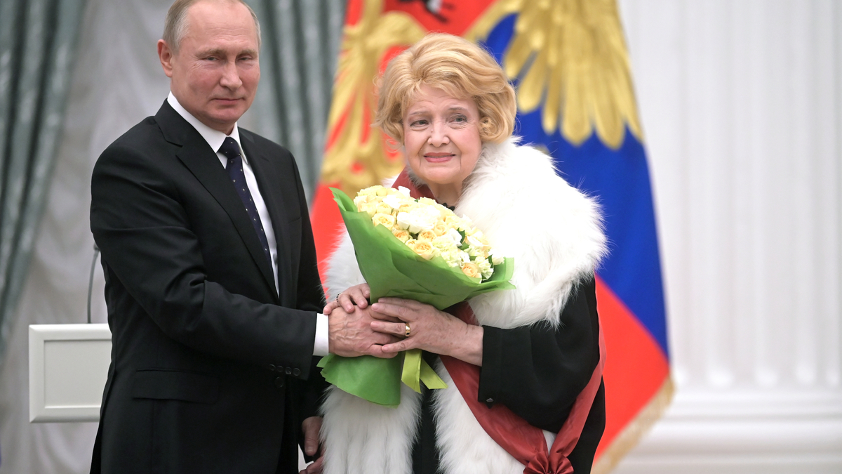 Доронина обратилась к Путину с просьбой «изгнать» худрука МХАТа — РБК
