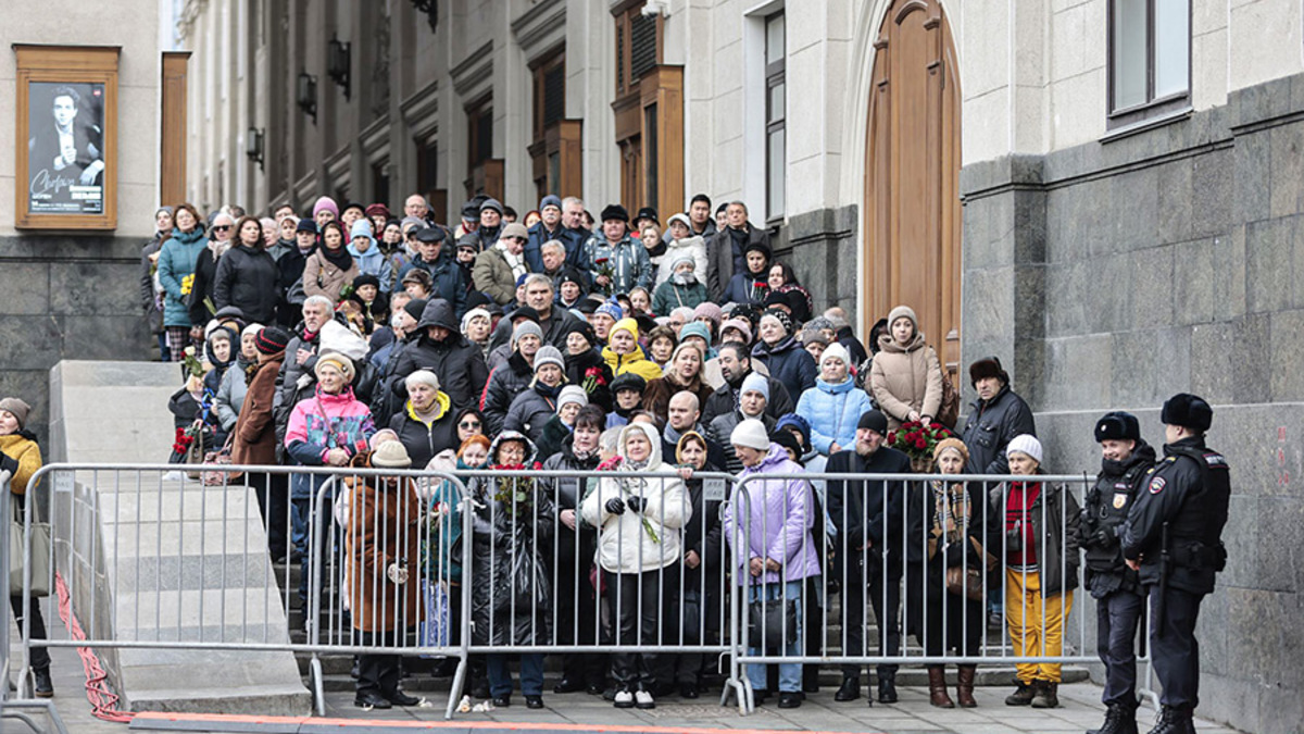 Церемония прошла в Театре сатиры, в котором Ширвиндт служил около 50 лет. Перед ее началом у входа в театр собралась очередь из желающих проститься с народным артистом.