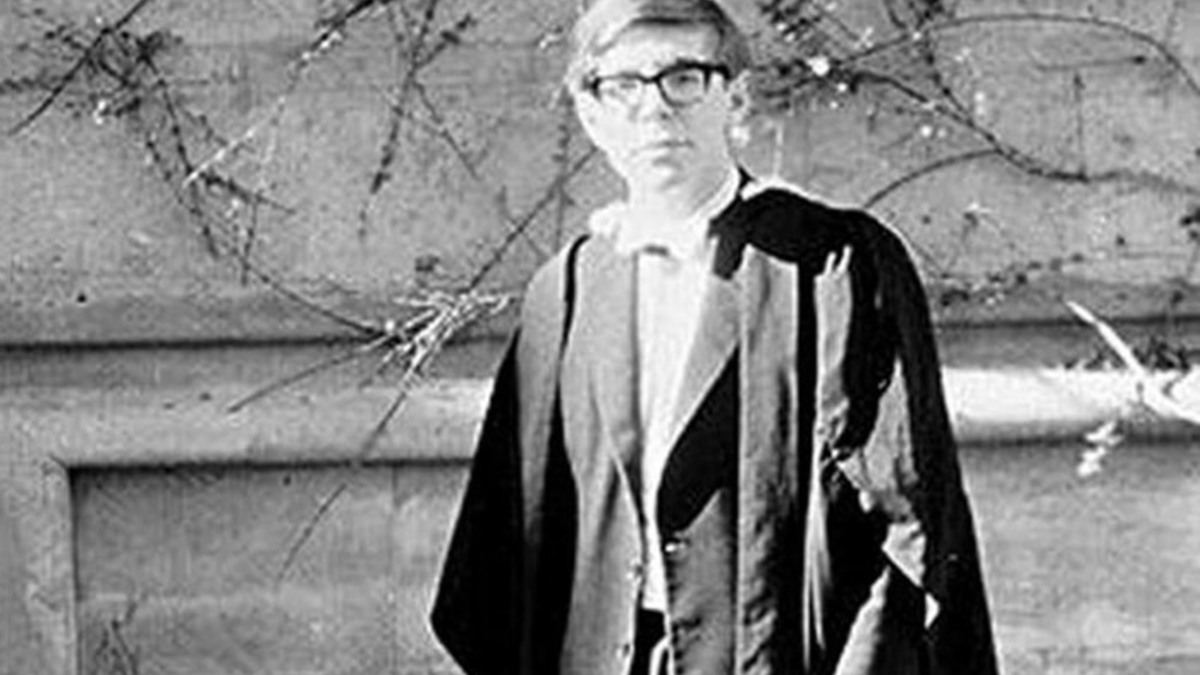 Стивен Хокинг родился в 1942 году в Оксфорде. В 20 лет он окончил Оксфордский университет со степенью бакалавра по математике и физике, а спустя четыре года, когда ему было 24, получил степень доктора философии в колледже Тринити-холл Кембриджского университета.
