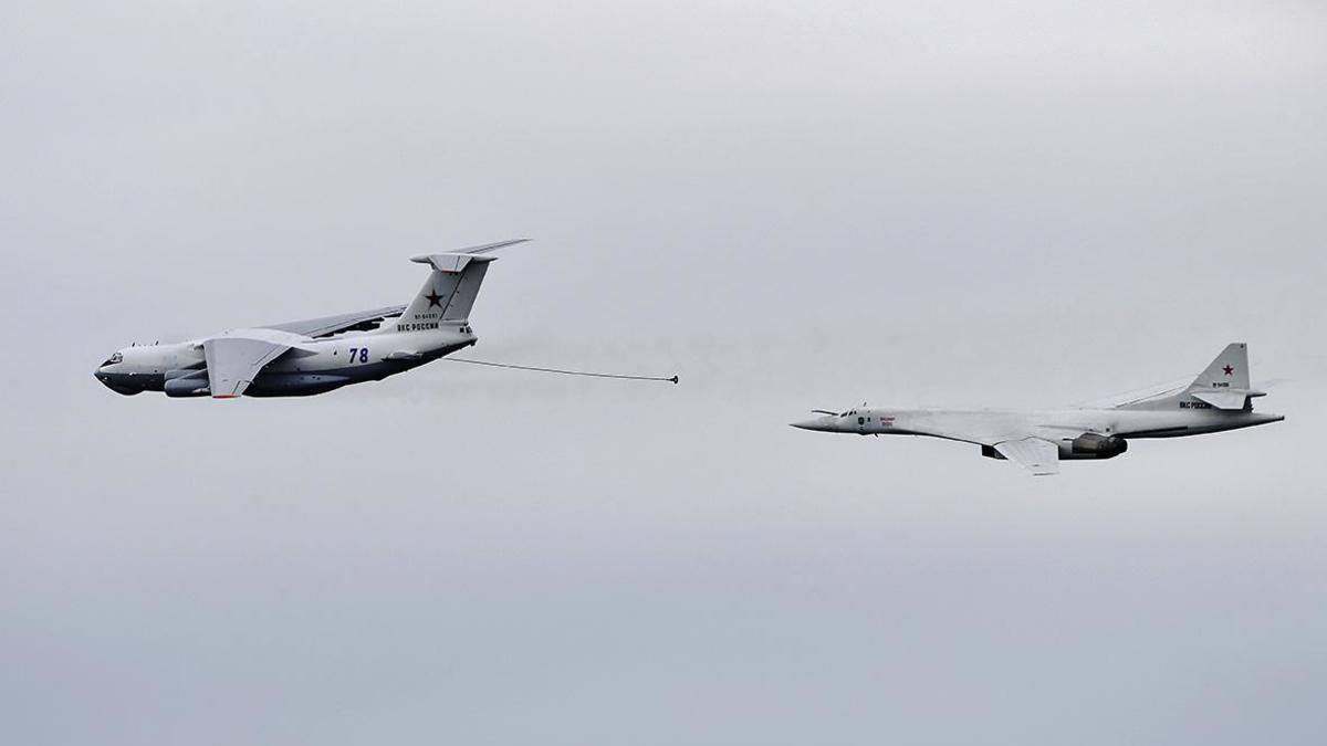Самолёт-заправщик Ил-78 и стратегический бомбардировщик-ракетоносец Ту-160