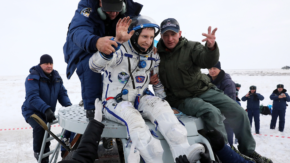 Сергей Прокопьев (слева) после посадки спускаемой капсулы транспортного пилотируемого корабля &laquo;Союз МС-09&raquo;