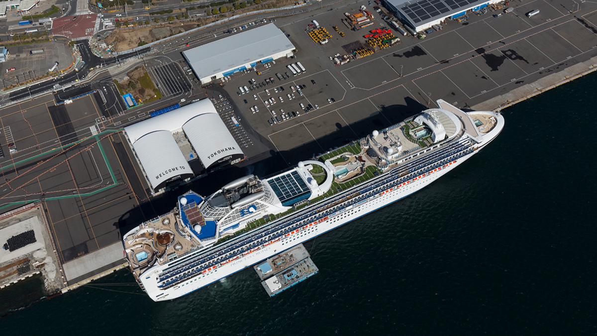 Круизный лайнер Diamond Princess