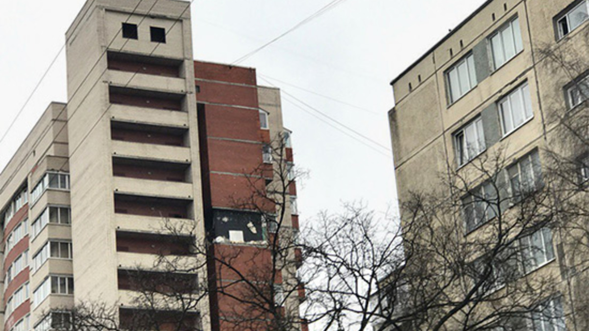 В Петербурге обрушилась часть облицовки многоэтажного жилого дома — РБК