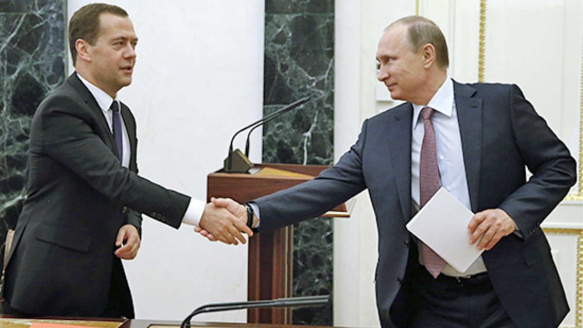 Премьер-министр РФ Дмитрий Медведев и президент России Владимир Путин (слева направо)