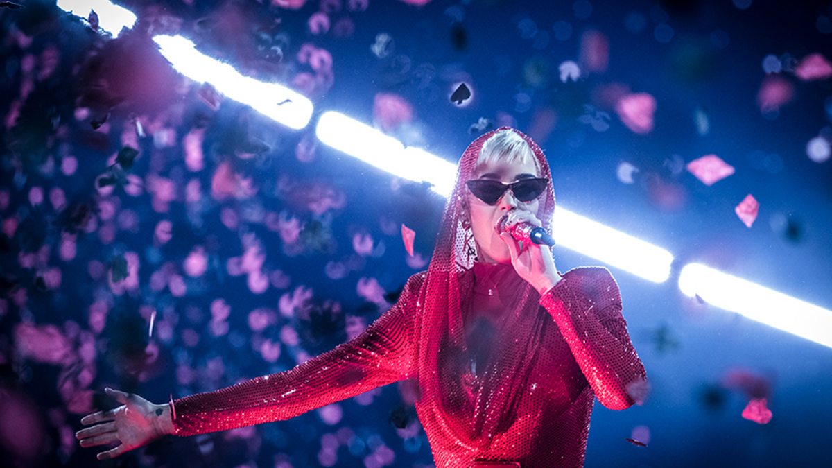 Доход: $83 млн
Основной источник дохода: концертный тур Witness: The Tour
