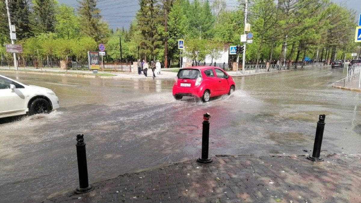 Прокуратура проверит работу ливневок после сильного дождя в Новосибирске —  РБК