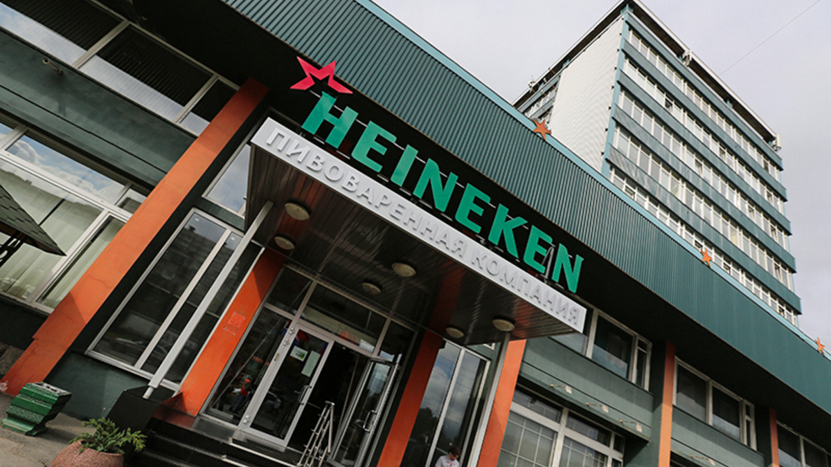 Heineken
Доходность: 73,0%
Преданных поклонников бондианы до глубины души оскорбило появление в 2012 году в одной из сцен «Скайфолла» пива вместо традиционного коктейля из мартини с водкой. Но для инвестора оно могло бы стать сигналом к выгодной покупке.
С момента выхода фильма акции компании Heineken заметно выросли в цене: 26 октября 2012 года их можно было купить за €47,8. 3 ноября 2015 года стоимость акций этой нидерландской пивоваренной компании достигла €82,29. То есть, последовав за Бондом в 2012 году, можно было увеличить свои сбережения на 73,0%.
Темп роста акций Heineken на 37 п.п. опережает рост индекса MSCI Europe за этот же период (36%).