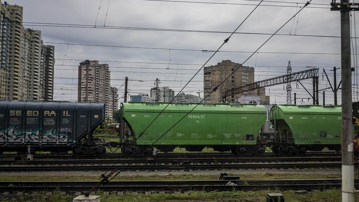 Вид со Славянского вокзала на поезд, следующий из Киева в Краматорск