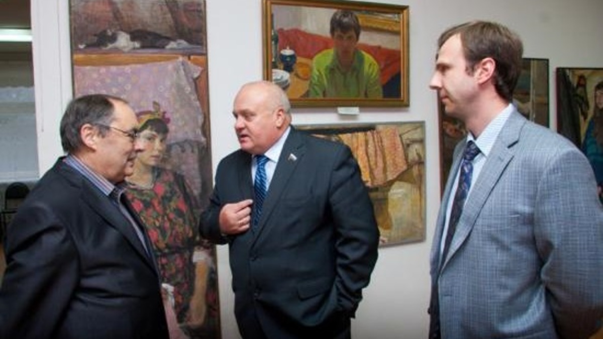 Михаил Бузин (в центре)