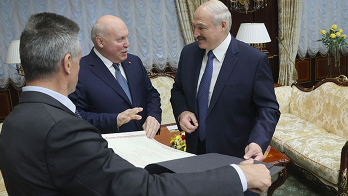Дмитрий Мезенцев и Александр Лукашенко (справа)
