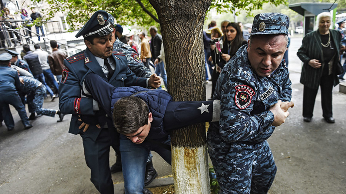 Акции протеста идут в столице Армении с 13 апреля. Митингующие выступают против назначения премьер-министром бывшего президента Сержа Саргсяна. Активисты
пытаются перекрыть улицы и заблокировать движение транспорта.
