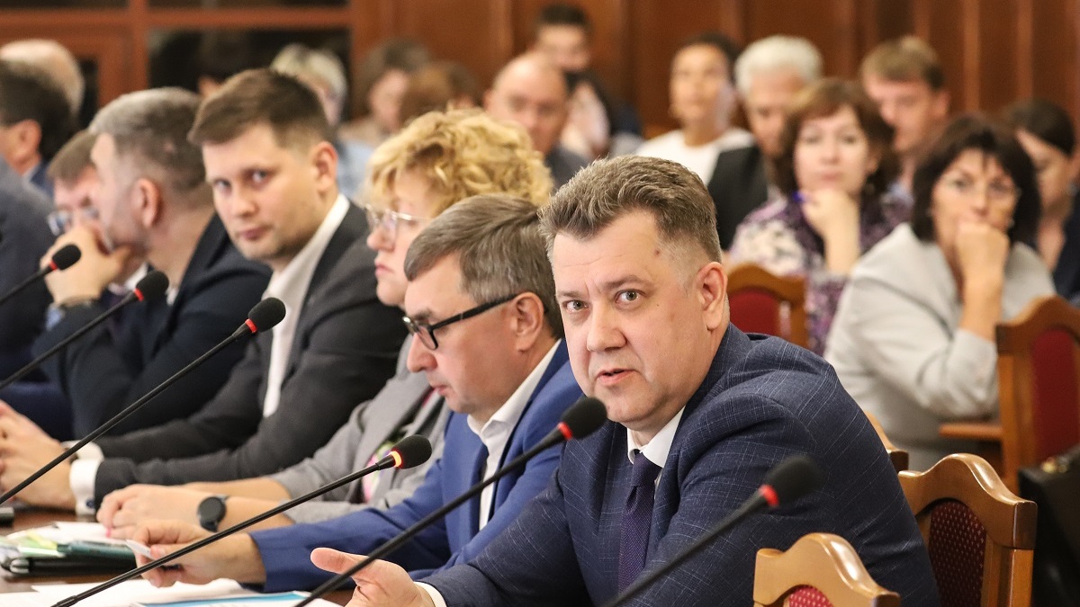 На переднем плане&nbsp;&mdash; министр финансов Новосибирской области Виталий Голубенко