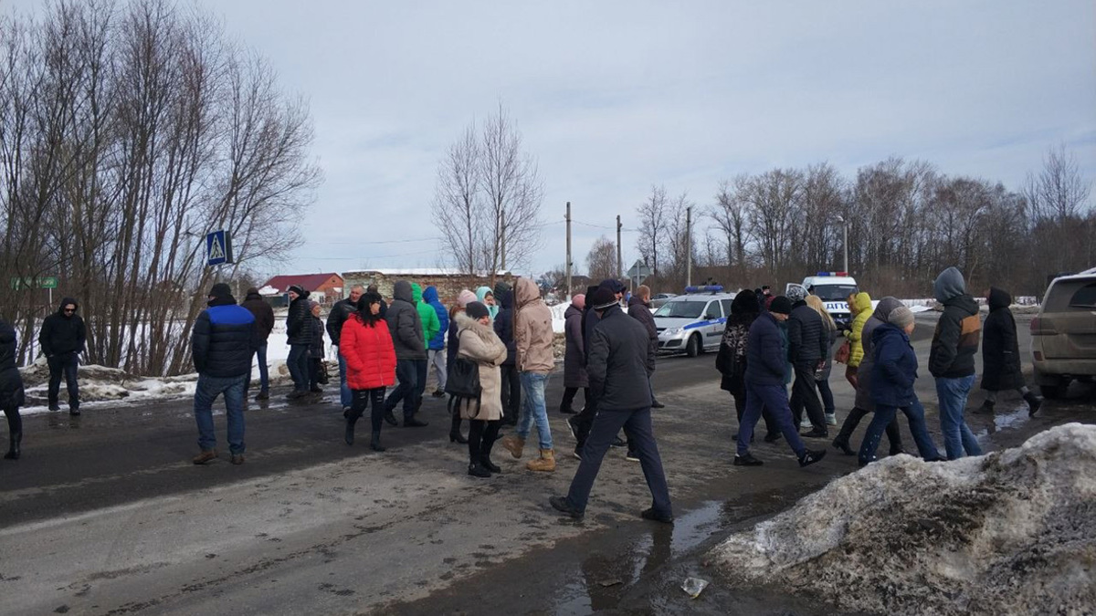 Жители подмосковной Коломны перекрыли дорогу на мусорный полигон — РБК